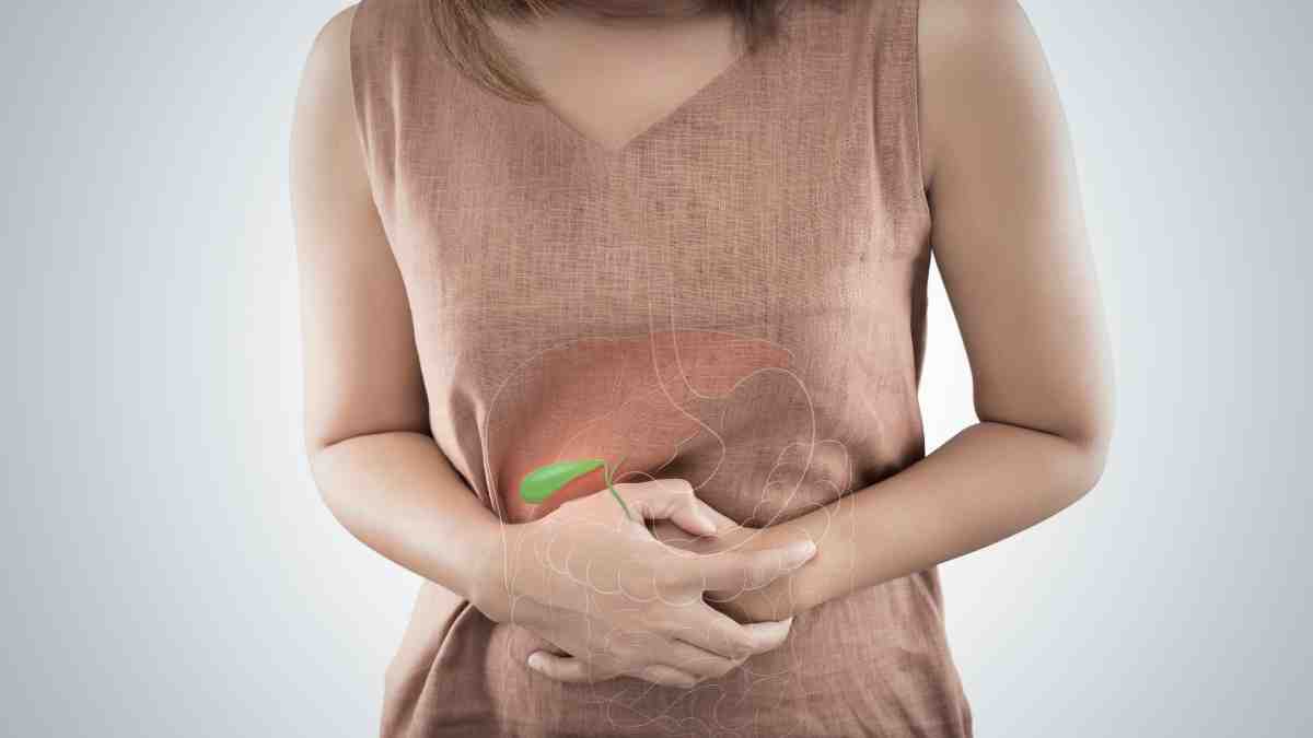 La colica biliare è un episodio di dolore addominale causato generalmente dalla presenza di calcoli nella colecisti che ostacolano temporaneamente il normale deflusso della bile. Il dolore può essere molto intenso e comparire improvvisamente, spesso nella parte superiore destra dell'addome o nella zona centrale appena sotto lo sterno. Può irradiarsi alla schiena o alla spalla destra e può essere accompagnato da nausea e vomito. Se hai avuto una colica biliare e un'ecografia ha evidenziato calcoli alla colecisti, è importante capire se si è trattato di un episodio isolato o se esiste un'indicazione a un trattamento chirurgico.
